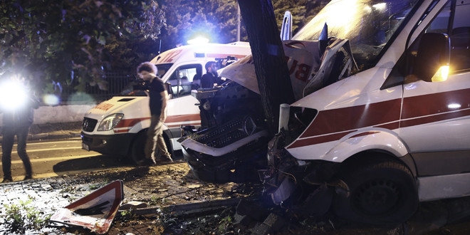 Hasta taşıyan ambulans yayalara çarpmamak için ağaca çarptı