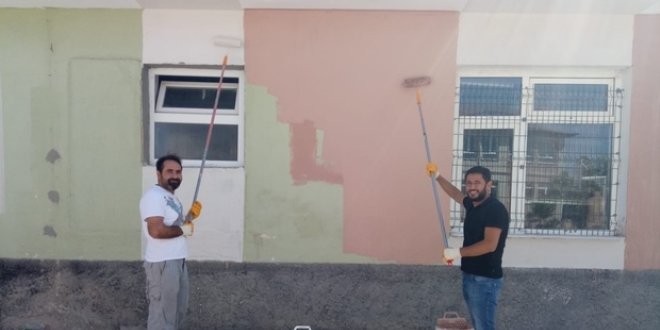 Öğretmenler, görev yaptıkları okulu boyadı