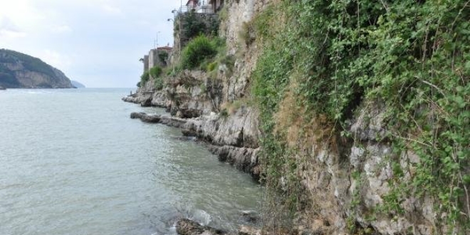 Amasra Kalesi'nin altındaki kayalıkta çökme