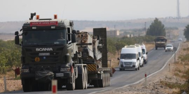 Suriye sınırına askeri sevkiyat sürüyor