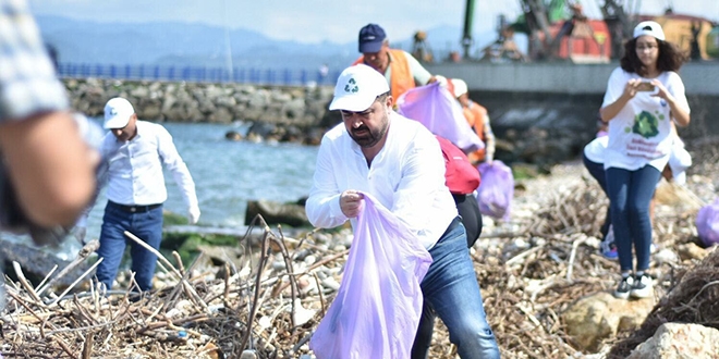 Belediye Başkanı, gençlerle çöp topladı