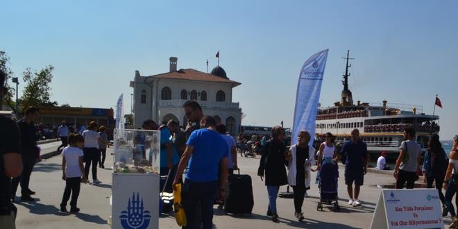 Kadıköy sahilinde dalgıçlar denizden çöp topladı