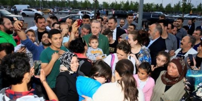 Erdoğan, piknik yapan vatandaşlarla sohbet etti