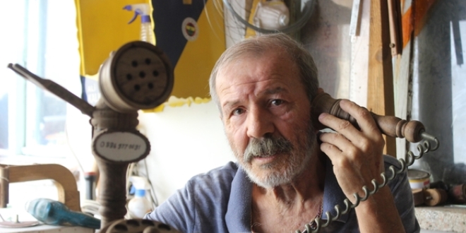 Ahşaptan yaptığı telefonları görenler hayran kalıyor