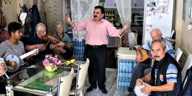 Bu çay ocağına gelenler 'müzikle' moral buluyor
