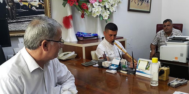 Memurdan mesai arkada�lar�na 'ney'li motivasyon