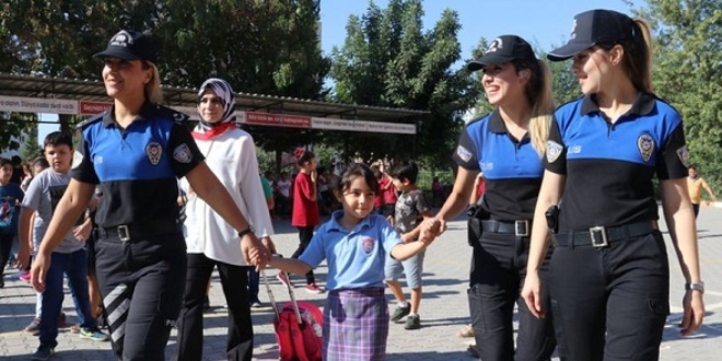 Şehit kızını babasının meslektaşları yalnız bırakmadı