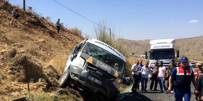 Siirt'te yolcu minibs devrildi: 11 yaral
