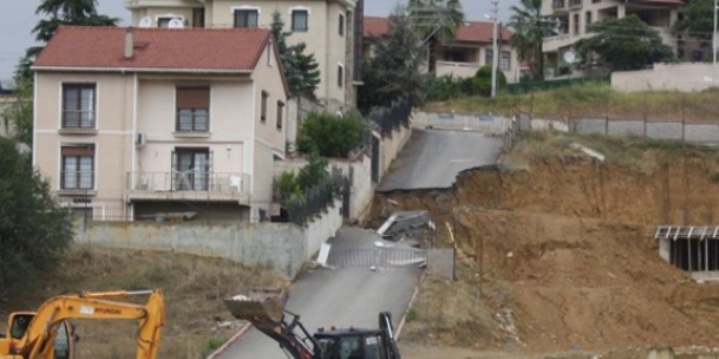 Kocaeli'de temel kazısında yol çöktü