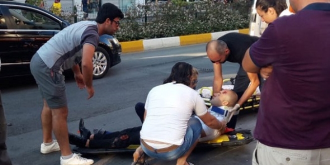 Kamyonete çarptı! Savrulup yolun ortasına düştü