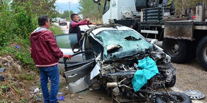 Beton pompa aracına çarpan otomobilin sürücüsü öldü