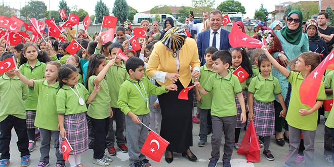 Milli E�itim M�d�r�, ��rencilerle horon oynad�