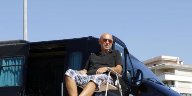 Uzakla�t�rma cezas� alan emekli asker karavanda ya��yor