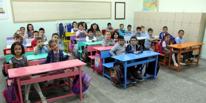 Öğretmen, öğrencileri için sıraları rengarenk yaptı