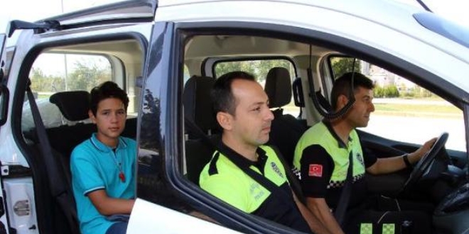 Servisi kaçıran öğrenciyi evine polis bıraktı
