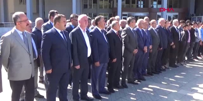 Vali, törene beklenmeyince sinirlenip programı terk etti