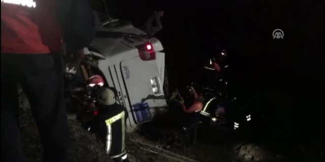 Yolcu otobüsü devrildi: 7 ölü, 28 yaralı