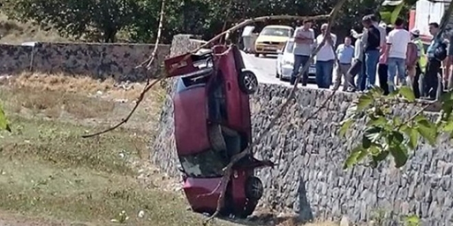 Direksiyonu kilitlenen otomobil, �spanak tarlas�na �ak�ld�