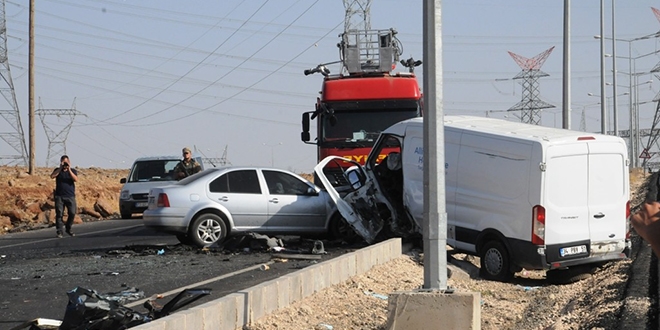 rnak'ta zincirleme trafik kazas: 1 l, 8 yaral