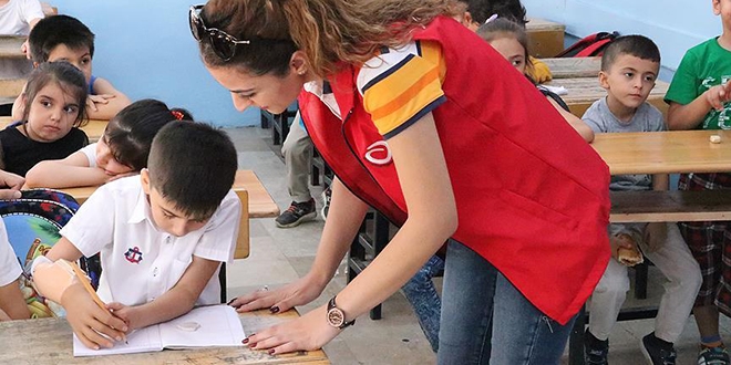 Devlet deste�iyle tak�lan biyonik kol ile okullu oldu