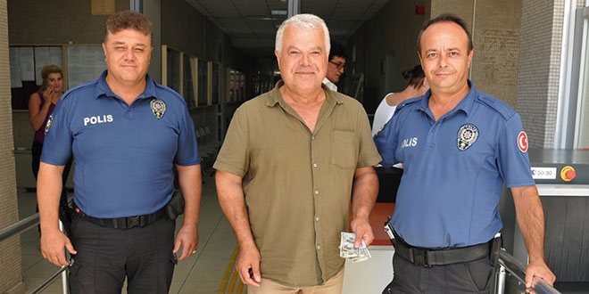 Polis memuru, bulduğu parayı sahibine teslim etti