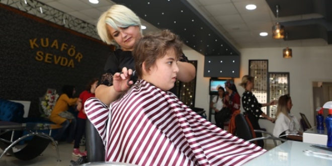 ��rencilere bir ay �cretsiz kuaf�r hizmeti