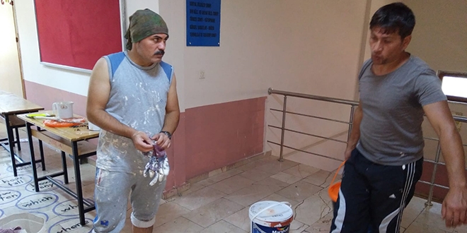 Rize'de öğretmenler okul duvarlarını boyadı
