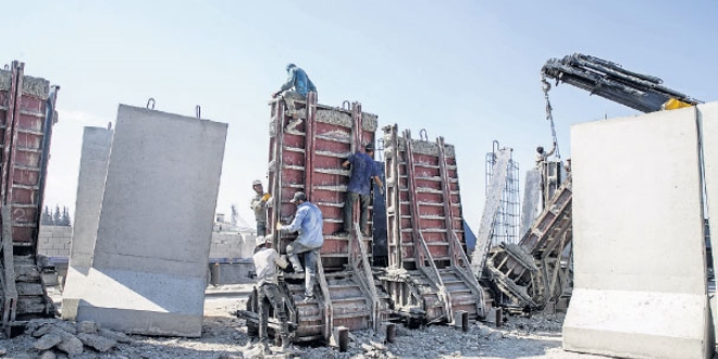 Sınır hattına beton blok sevkiyatı sürüyor