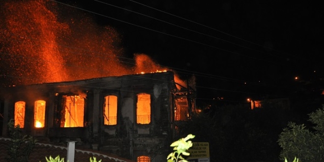 �zmir'de tarihi konak yand�