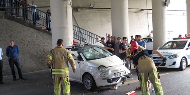 E-5'te otomobil takla att�! 2 ki�i ara�ta s�k��t�