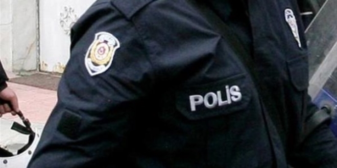 Tayini çıkan polis kafasına silah dayadı