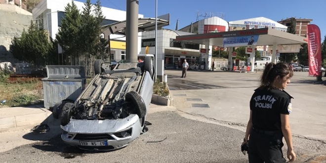 Kaza yapt�klar� kiral�k arac� b�rak�p ka�t�lar