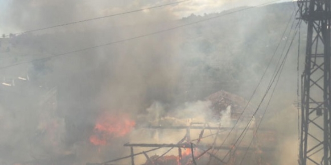 Vezirk�pr�'de 6 ev yand�