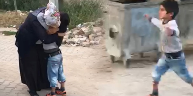 Kaybolan �ocuk, polis taraf�ndan bulununca annesine b�yle kavu�tu