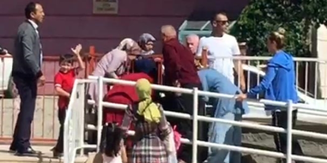 Velilerin darbettiği kadın öğretmen hastaneye kaldırıldı
