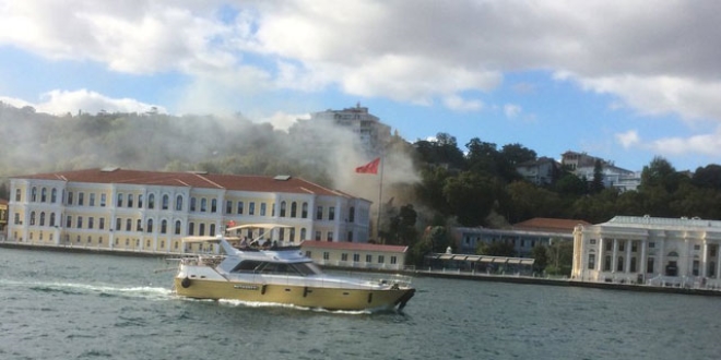 Kabata� Erkek Lisesi bah�esinde yang�n