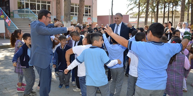 Kaymakam öğrencilerle çiftetelli oynadı