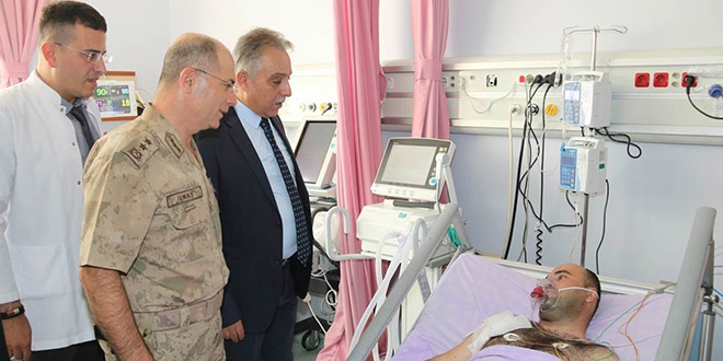 Hakkari Valisi, yaral� askeri ziyaret etti