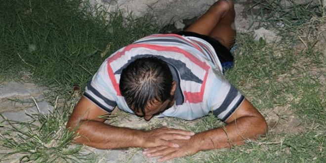 Belediye i��isi nehre d��en �ahs� bo�ulmaktan kurtard�