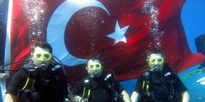 Kaymakam, protokol üyeleriyle dalış yaptı
