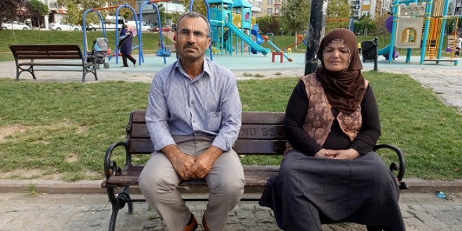 Altınları kaybettikleri yerde nöbet tutuyorlar
