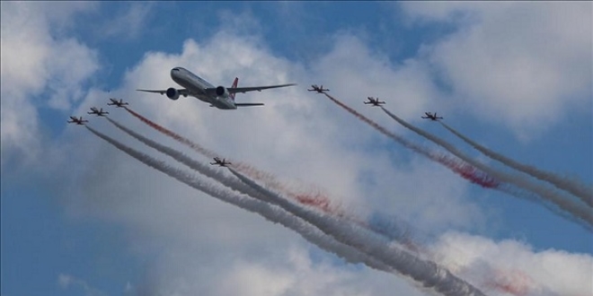 Türk Yıldızları ve THY uçağından TEKNOFEST'te nefes kesen gösteri