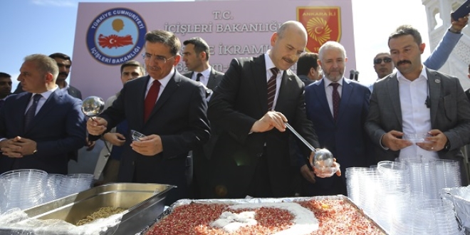 Bakan Soylu aşure dağıttı
