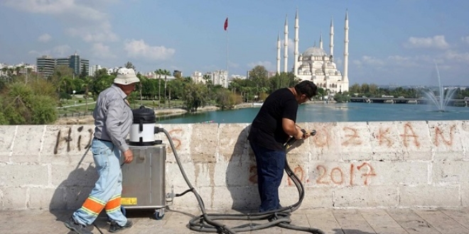 Tarihi Taşköprü'deki 'çirkinlik' temizleniyor