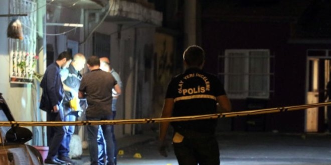 İzmir'de polis, kavgaya ayırmak isterken bıçaklandı