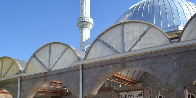 Dernek başkanı camide imamın üzerine yürüdü, araya cemaat girdi
