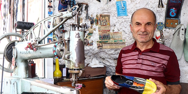 2 metrekarelik dükkanda 45 yıllık 'Ayakkabı profesörü'