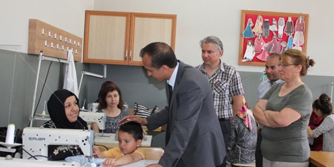 Hem meslek öğreniyor, hem para kazanıyorlar