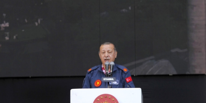 Erdoğan: Dolarla hareket ederseniz takkeleri değişiriz