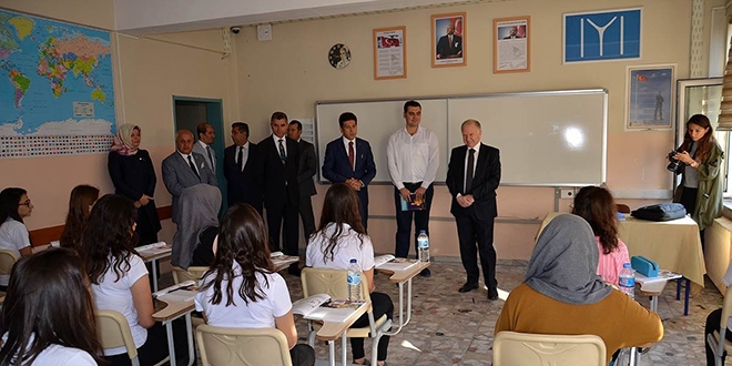 Vali'den öğrencilere teknoloji uyarısı